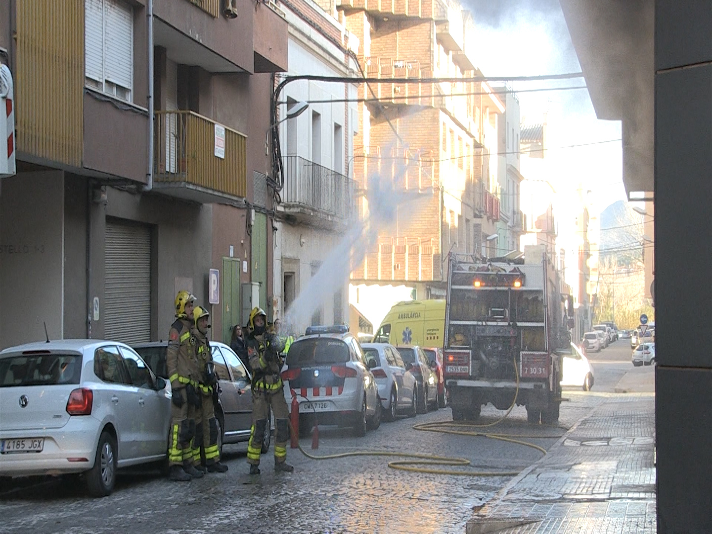 Un Incendi A Causa Dun Curtcircuit Deixa Sense Llum Un Edifici A