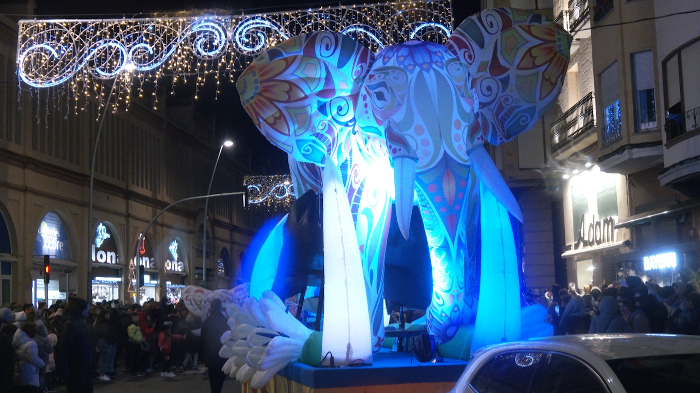 Tortosa Surt Al Carrer Per Rebre Els Reis Mags Tot I El Vent I La