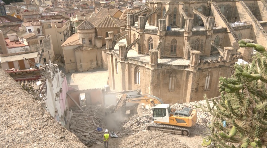 Les obres per enderrocar les cases de la plaça de lAbsis de Tortosa